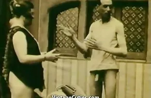 XXX Slutty કૂતરી Fucks સાથે એક માણસ છે, જ્યારે તેના પિતા બહાર ગયા રસોડામાં