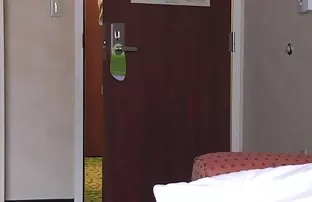 XXX યુવાન લેસ્બિયન્સ dildos સાથે પ્રીતિ છિદ્રો માં આ sauna