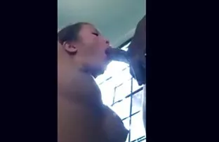 XXX એક પ્રેમી સ્ત્રી પગ Fucks સુંદર સોનેરી પ્રકૃતિ