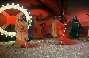 XXX આ બે બહેનો વાત કરી બાલ્ડ પાડોશી પર IMG સેક્સ રસોડામાં