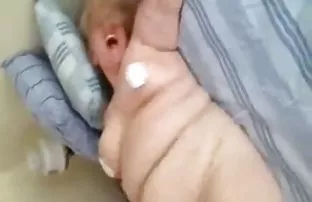 XXX એક પાડોશી તોડી ઘર માં suck માટે વ્યક્તિ