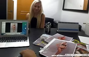 XXX છોકરો fucked ગાંડ સુંદરતા એક નાઇટ ક્લબમાં શૌચાલય